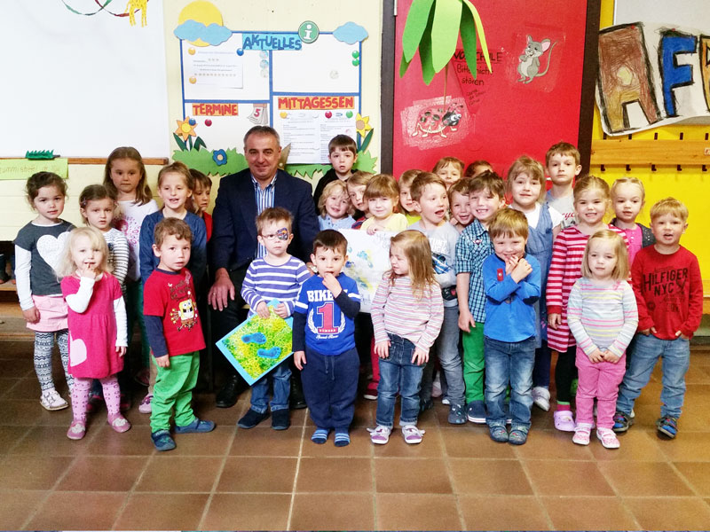 Bürgermeister Hümmer mit einer Kita-Gruppe