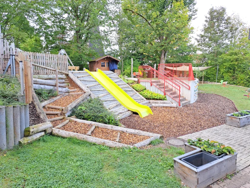 Außenanlage mit Spielplatz in der Kreuzberg Kita